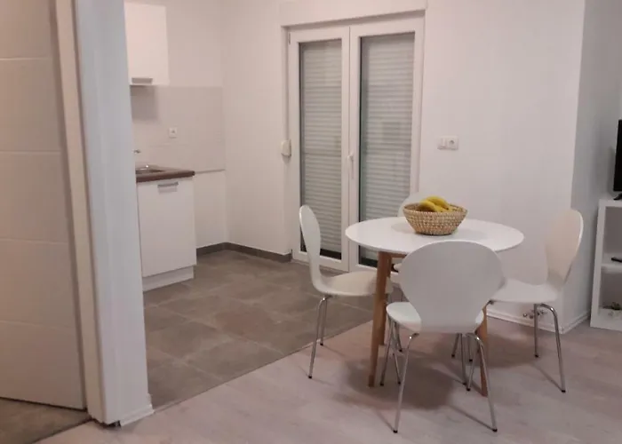 Sano Подстрана